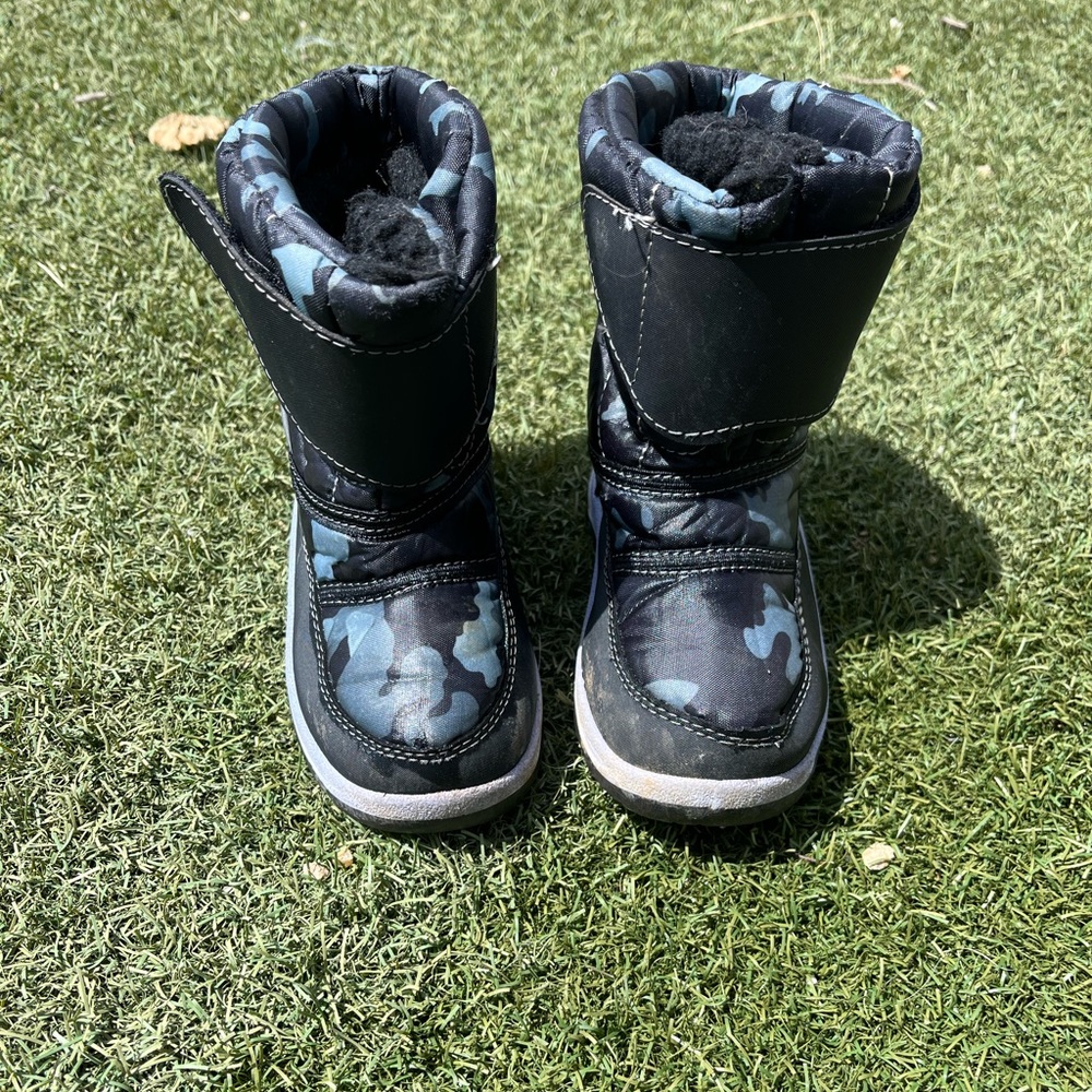 Toddler snowboots size 8